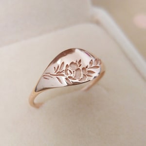 Vintage style floral ring for women, Gold flower signet ring, Unique Gold wedding ring, 14k gold wedding band, Rose gold flower wedding band
