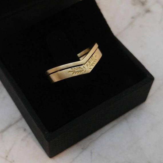 Womens wedding ring set, Unique wedding bands, Vintage style wedding ring, 14k gold leaves wedding rings set, thin v ring, wedding band set