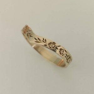 Flower wedding band, vintage style floral ring for women, 14k gold V shaped flower band.