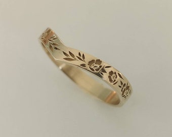 Flower wedding band, vintage style floral ring for women, 14k gold V shaped flower band.