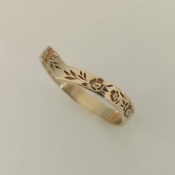 Flower wedding band vintage style floral ring for women 14k gold V shaped flower band