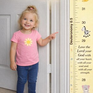 K&ouml;nnte beinhalten: Eine Wachstumstabelle mit dem Text "This Deuteronomy 6:5 growth chart..." und einer Gr&ouml;&szlig;enskala in Zentimetern. Die Tabelle enth&auml;lt Illustrationen eines L&ouml;wen, eines Zebras und eines Elefanten. Der Text "Love the Lord your God with all your heart, with all your soul and, with all your strength." ist ebenfalls vorhanden.