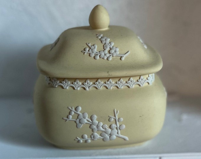 Yellow Wedgwood Keepsake Box with Lid, Treasure Jewelry Storage Display Collectible