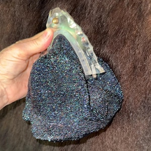 Bolso de mano con cuentas azules y asa de lucita transparente, estilo vintage formal