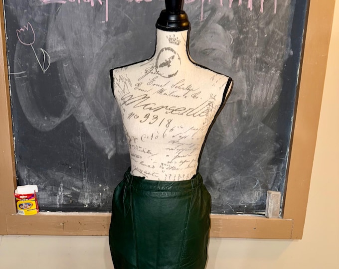 Green Leather Skirt, Retro Fashion, Casual Business Formal, Holiday Outfit