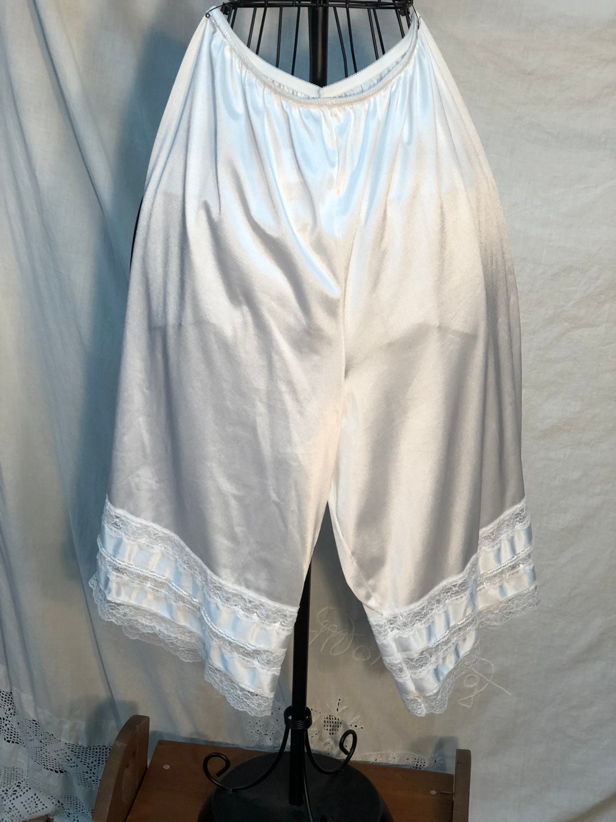 Bloomers vintage under garments / white old fashioned women's knickers