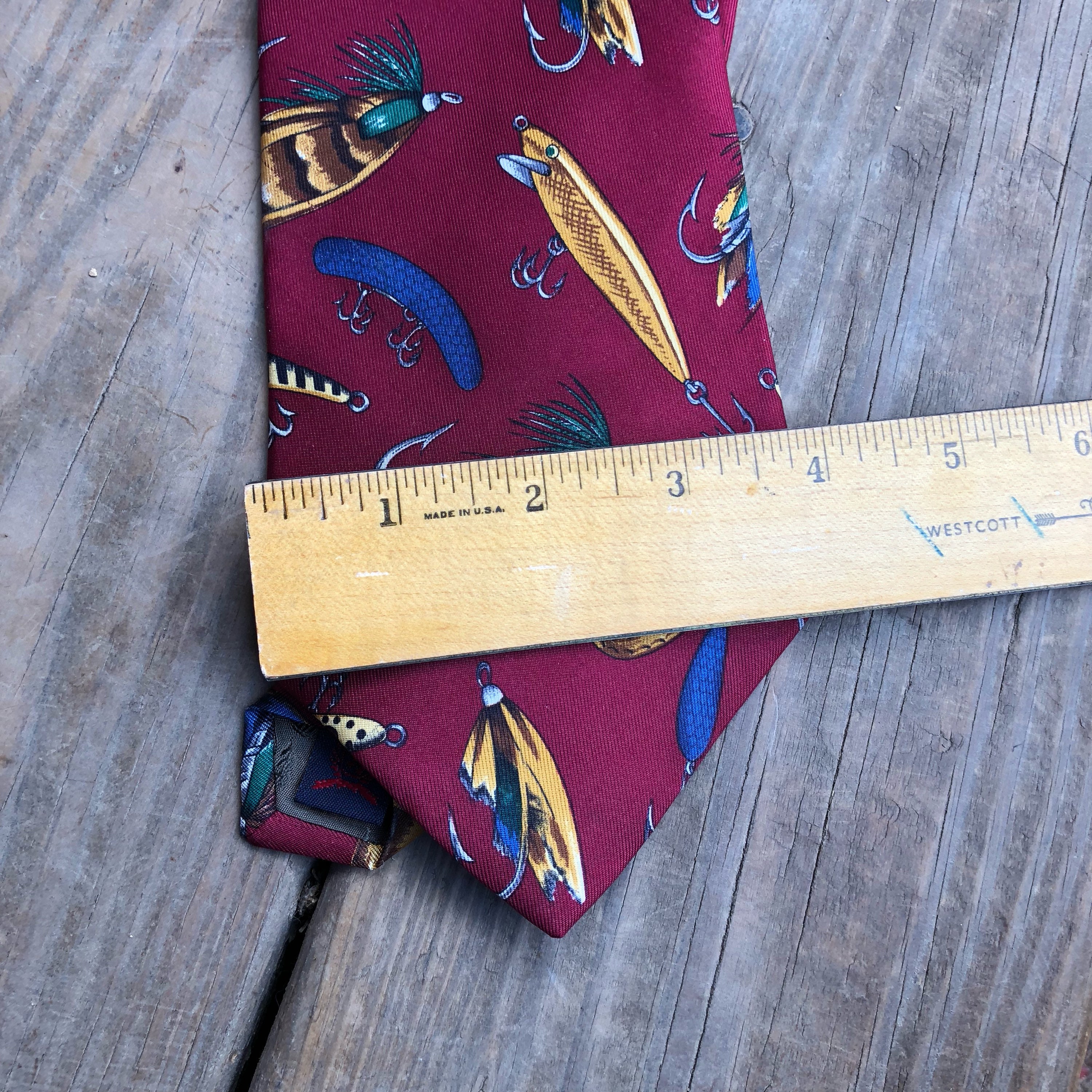 Fishing lure necktie