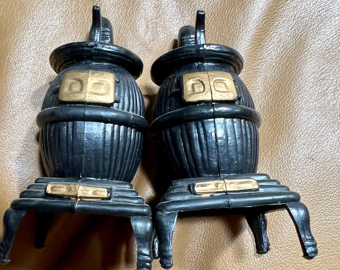 Pot Belly Stove Salt and Pepper Shaker Set, Farmhouse Camp Kitchen Decoration