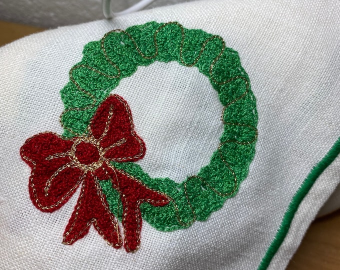 Christmas Wreath Napkins - Vintage Holiday Linens - Set of 4 Red and Green Napkins