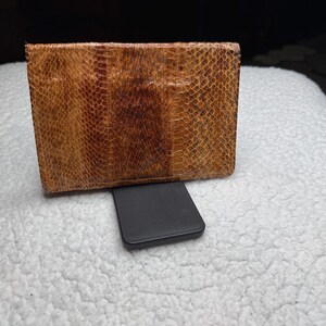 Cartera grande vintage de piel de serpiente, ideal para guardar chequeras, documentos y billetes de viaje, de piel exótica.