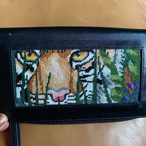 Cartera de piel negra con diseño de tigre, bolso de mano cosido a mano