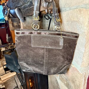 Bolso Coach de ante marrón, bolso de hombro brillante, bolso tipo cartera con asa superior