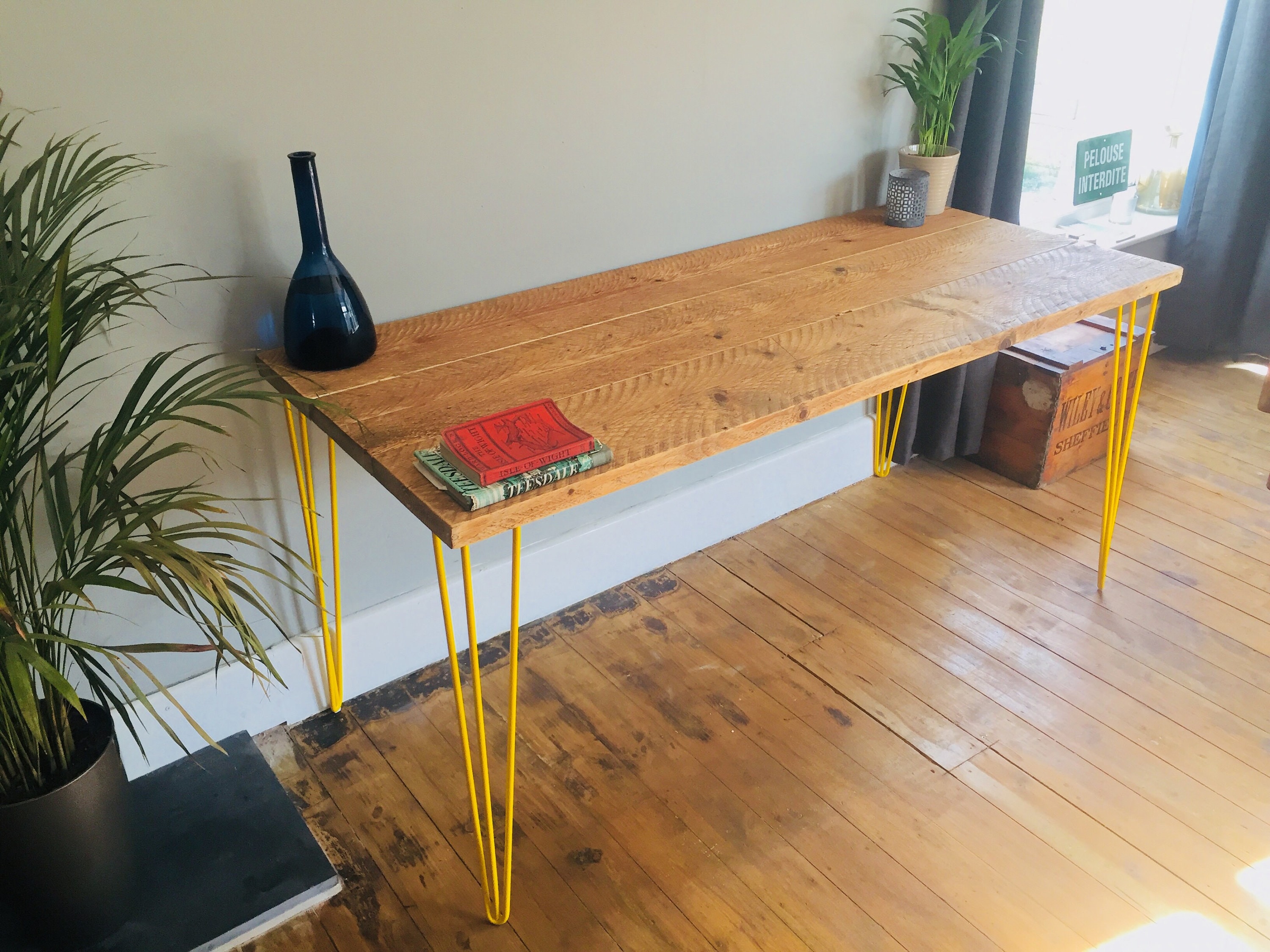 Yellow outlet hairpin legs