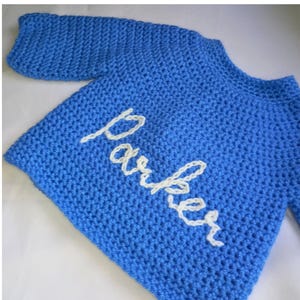 Cardigan au crochet personnalisé pour bébé : prénom brodé, cadeau de naissance