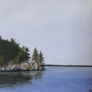 Puede incluir: Una pintura de una isla rocosa con un pequeño grupo de árboles de hoja perenne en la costa. La isla está rodeada de agua azul tranquila. El cielo es de un gris claro.