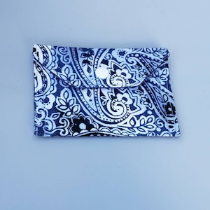Mini billetera con estampado Paisley con cierre a presión, billetera pequeña Paisley azul y blanco brillante, bolso de bolsillo, estuche para tarjetas, estuche anticonceptivo