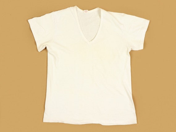 White V-neck Hanes T-shirt, 100% cotton, 1970s vin
