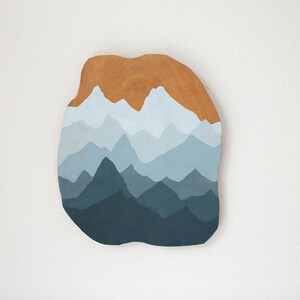 Tavola di teak con pittura di montagne
