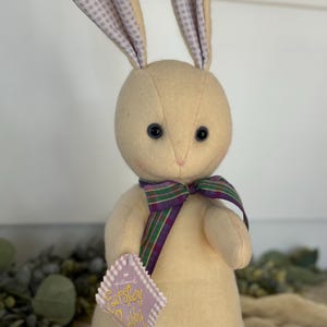 Cartões Hallmark de 18” Coelho Earsley pelúcia coelho bicho de pelúcia cesta de Páscoa xadrez roxo cottage chique