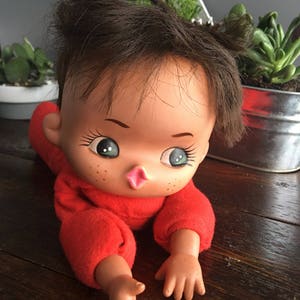 1950&#39;s Kissy Face bean bag doll / brown hair laying down / vintage hard and soft
