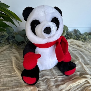 Jaren 90 kerstpanda van Hallmark Cards Co pluche beer vakantie knuffeldier zwart wit Boomsjaal retro speelgoed