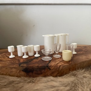 Lote de platos blancos de Barbie, jarras, vasos, tazas de té y platillos / copas transparentes / juguete de plástico vintage
