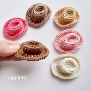Mini cappello da cowboy all'uncinetto, cappello da cowboy marrone, cappello da cowgirl in miniatura all'uncinetto per bambola, cappello da cowgirl rosa, ornamento fatto a mano, bomboniere per feste western