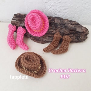 modello all'uncinetto per mini cappello da cowboy e stivali, mini stivali da cowboy all'uncinetto, accessori per cappello e stivali da cowgirl o ciondolo per borsa, cowboy come me taylor