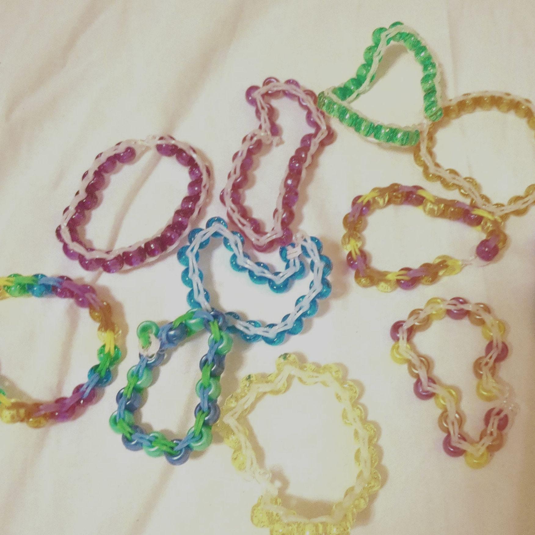 Rubber band bracelet with beads