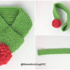 K&ouml;nnte beinhalten: Ein gestrickter gr&uuml;ner Schal mit einem roten Bommel am Ende. Das Bild zeigt auch ein passendes gr&uuml;nes Stirnband mit einem roten Bommel und einen gr&uuml;nen Streifen mit einem roten Bommel. Der Text "@MomsKnittingNYC" ist sichtbar.