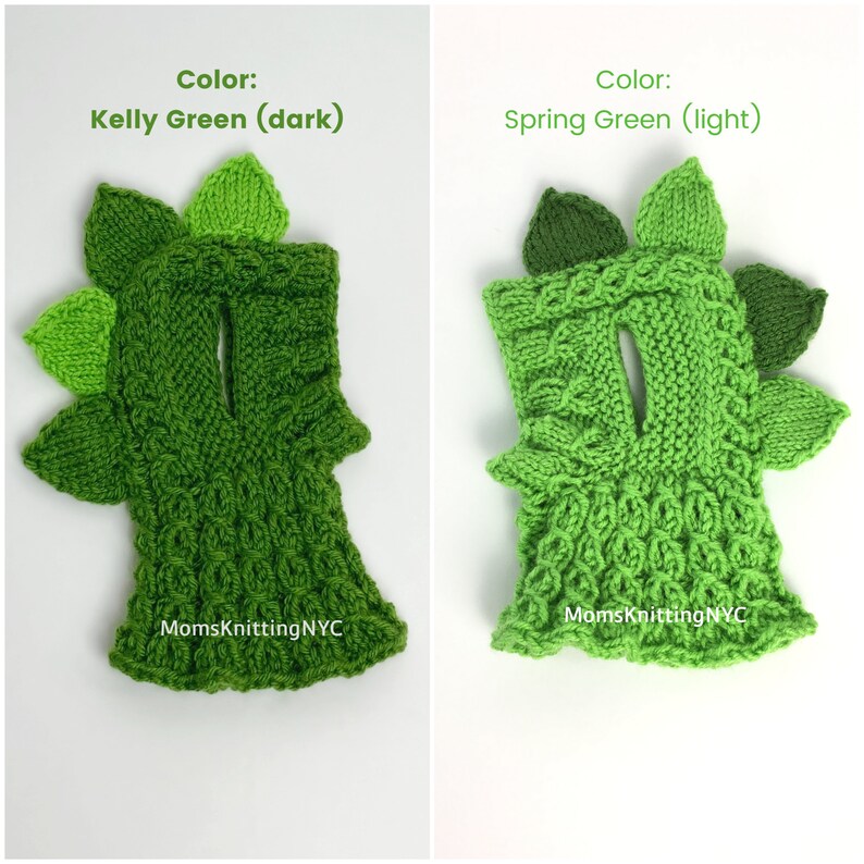 Op de afbeelding: Twee gebreide wanten met dinosaurus-thema in Kelly Green (donker) en Spring Green (licht). Elke want heeft een bladachtig ontwerp op de rug en een gestructureerd patroon. De tekst "MomsKnittingNYC" is zichtbaar op de bodem van elke want.