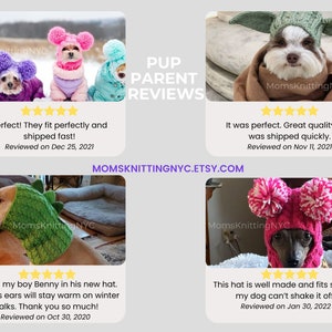 Op de afbeelding: Een collage van honden met gebreide mutsen en outfits. De mutsen omvatten roze pompons, een groen dinosaurusontwerp en een op Yoda ge&iuml;nspireerde muts. De tekst "MomsKnittingNYC.Etsy.com" is zichtbaar.