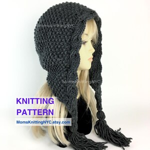 Könnte beinhalten: Strickanleitung für eine graue Kapuze mit langen Quasten. Das Muster ist auf Etsy unter MomsKnittingNYC.etsy.com erhältlich.