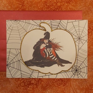 Une main embellie carte d’Halloween blanche imaginant une petite sorcière jetant un coup d’oeil à travers une citrouille scintillante