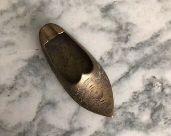 Vintage Brass Enamel Work Ash Tray Indian Old Fashioned Ash Tray G76-41 Unique Miniature Shoe With Deer HandCrafted Ash Tray Table Decor