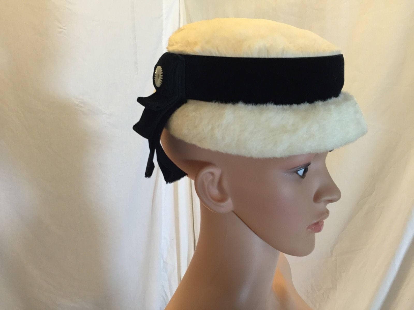Vintage Hat Ivory Fur Pill Box Hat Black Velvet Trim Rare  display picture 1
