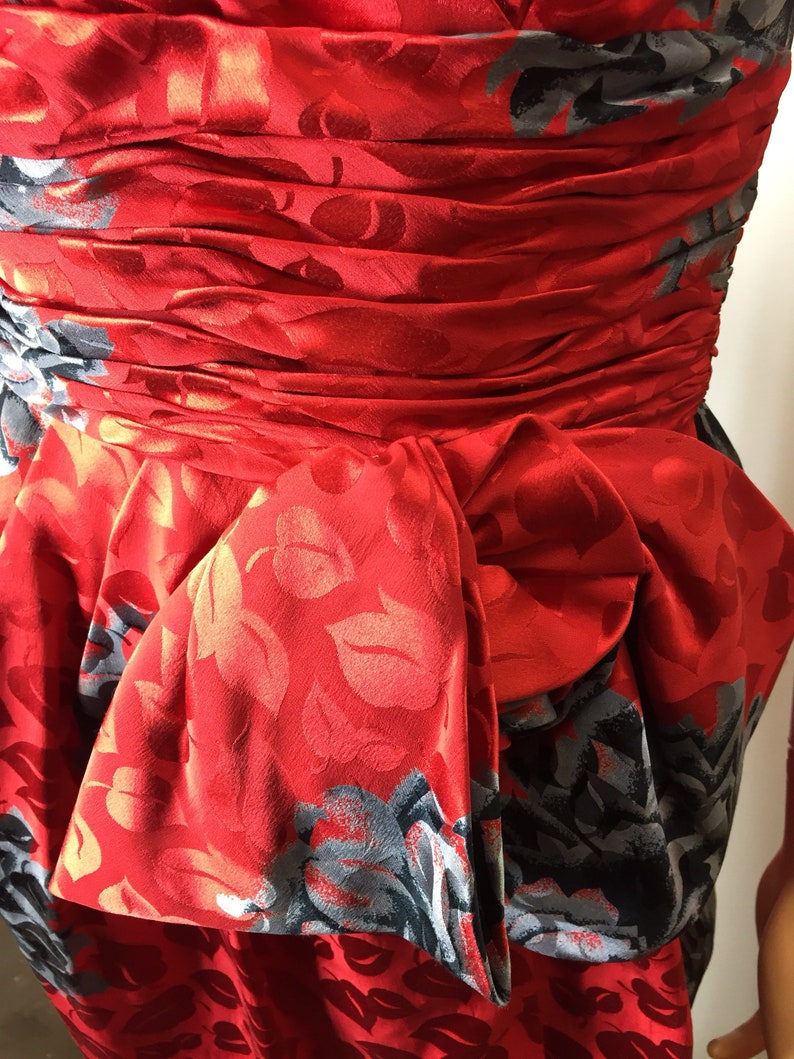 Vintage R/&K Evenings Silk Dress Red and Black Floral Pattern Ruched Waist 4 Never worn