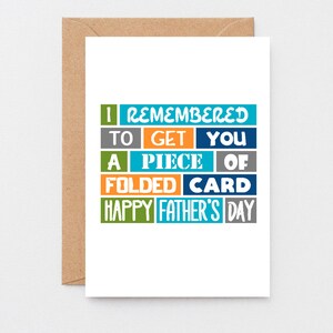 Pode incluir: Um cart&atilde;o branco com o texto "I remembered to get you a piece of folded card Happy Father's Day" em blocos coloridos.
