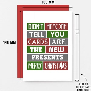 Pu&ograve; includere: Un biglietto d'auguri rettangolare con una busta rossa, che misura 105 mm per 148 mm. Il biglietto presenta il testo DIDN'T TELL CARDS ARE THE PRESENTS MERRY ANYONE YOU THE NEW CHRISTMAS in una griglia di blocchi verdi, grigi e rossi.