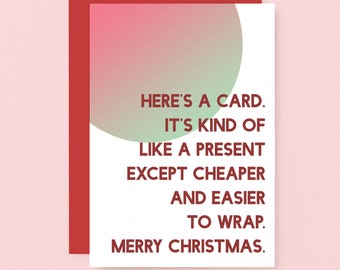 Peut inclure: Une carte de Noël avec une bordure rouge et un intérieur blanc. La carte présente un cercle dégradé dans les tons rose et vert. Le texte en rouge foncé se lit comme suit : "HERE'S A CARD. IT'S KIND OF LIKE A PRESENT EXCEPT CHEAPER AND EASIER TO WRAP. MERRY CHRISTMAS."