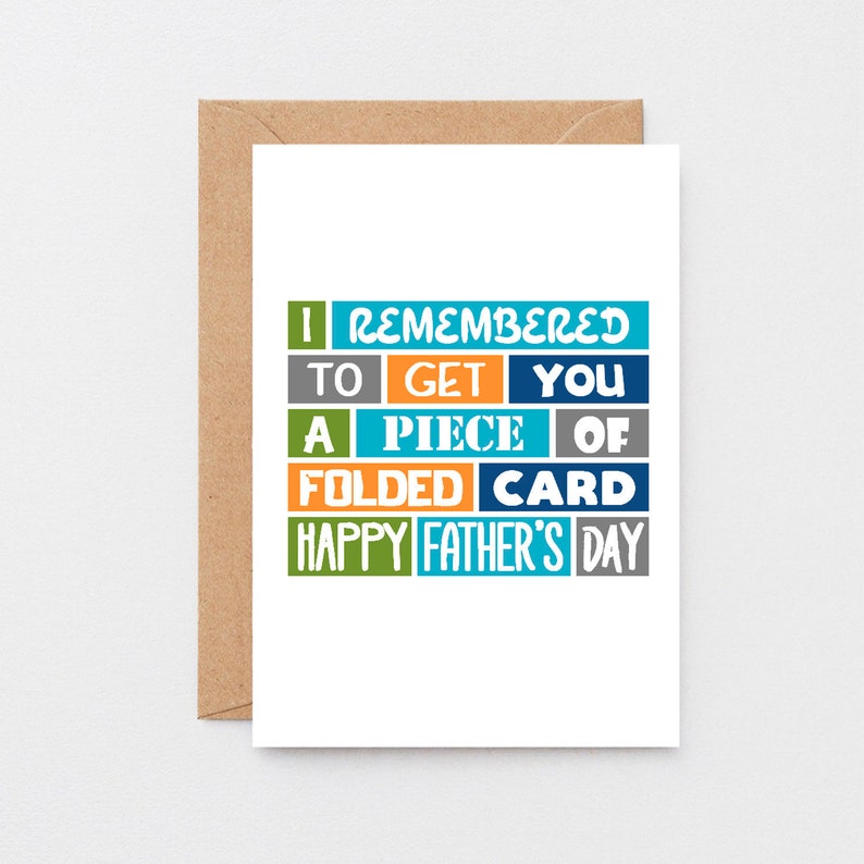 Pode incluir: Um cart&atilde;o branco com o texto "I remembered to get you a piece of folded card Happy Father's Day" em blocos coloridos.