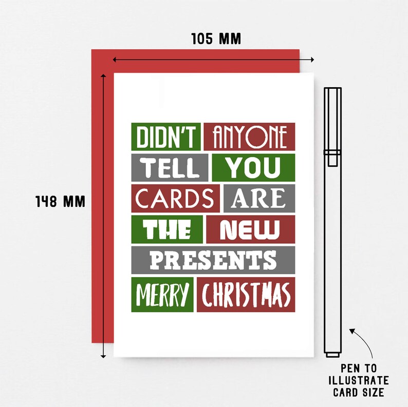 Pu&ograve; includere: Un biglietto d'auguri rettangolare con una busta rossa, che misura 105 mm per 148 mm. Il biglietto presenta il testo DIDN'T TELL CARDS ARE THE PRESENTS MERRY ANYONE YOU THE NEW CHRISTMAS in una griglia di blocchi verdi, grigi e rossi.