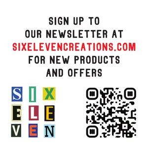 Pode incluir: Um gr&aacute;fico de texto vermelho que diz "Inscreva-se na nossa newsletter em sixelevencreations.com para conhecer os novos produtos e ofertas". Abaixo do texto, um gr&aacute;fico colorido da palavra "SIXELEVEN" e um c&oacute;digo QR em preto e branco.