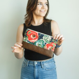 Pulsera floral de coral y azul marino, pulsera de cuero vegano, pulsera floral, clutch de pulsera, bolso de muñeca pequeño, billetera con cremallera, pulsera de viaje