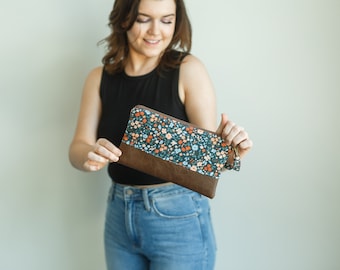 Green and orange floral wristlet • Faux leather wristlet • wristlet • phone pouch • small purse • bridesmaid gift • clutch • gift for her