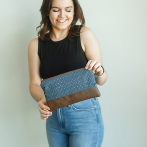 Muñeca chambray de lunares azules • bolso de pulsera • billetera de embrague • pulsera de teléfono • bolsa de viaje • billetera de pulsera • pulsera de vinilo