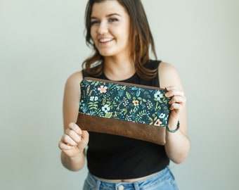 Blue floral wristlet • Faux leather wristlet • floral wristlet • phone wallet • small purse • gift for her • summer clutch • vegan wristlet