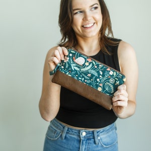 Green forest/nature wristlet • Pulsera de cuero sintético • bolso de pulsera • bolsa de teléfono • bolso pequeño • cartera de embrague • wristlet de teléfono • embrague