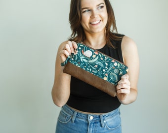 Green forest/nature wristlet • Faux leather wristlet • wristlet purse • phone pouch • small purse • clutch wallet • phone wristlet • clutch