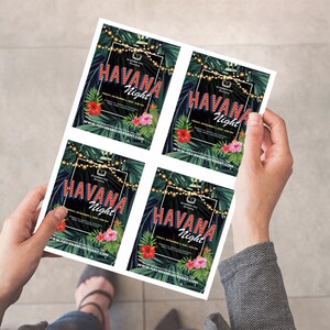 Puede incluir: Cuatro folletos impresos con un tema tropical. Los folletos son negros con texto blanco e imágenes de plantas y flores tropicales. El texto en los folletos dice "Havana Night" con una dirección de sitio web debajo.
